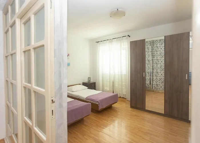 דירה Near Hangar