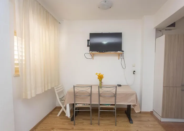 דירה Near Hangar