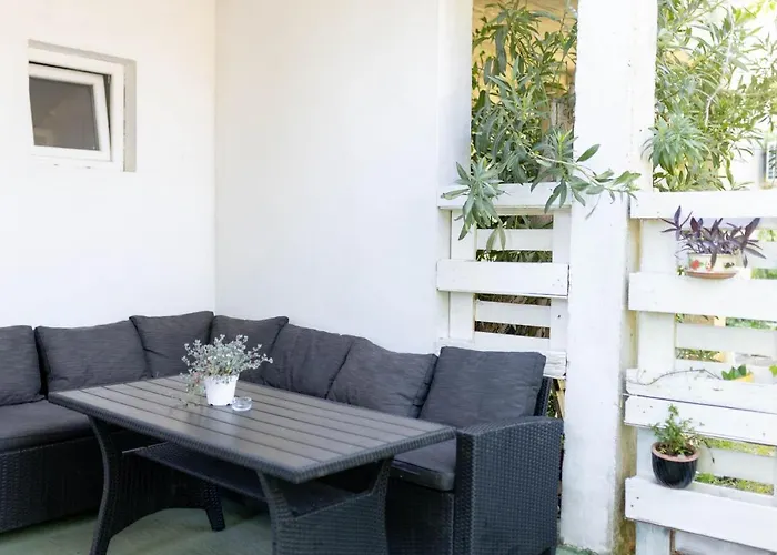 Near Hangar דירה